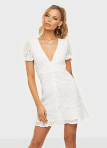 Blessed Lace Mini Dress mot vit bakgrund
