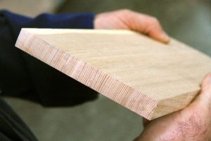 En planka av trä