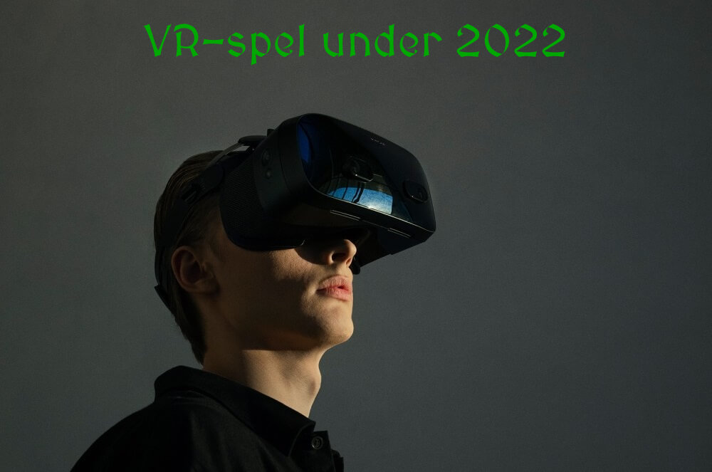 Man med VR-headset och texten: VR-spel under 2022