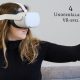 Kvinna med VR-headset och texten: 4 Underhållande VR-spel